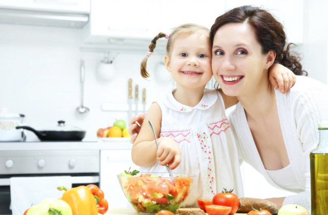 Crianças que aprendem a cozinhar têm hábitos alimentares mais saudáveis | ABC da Saúde